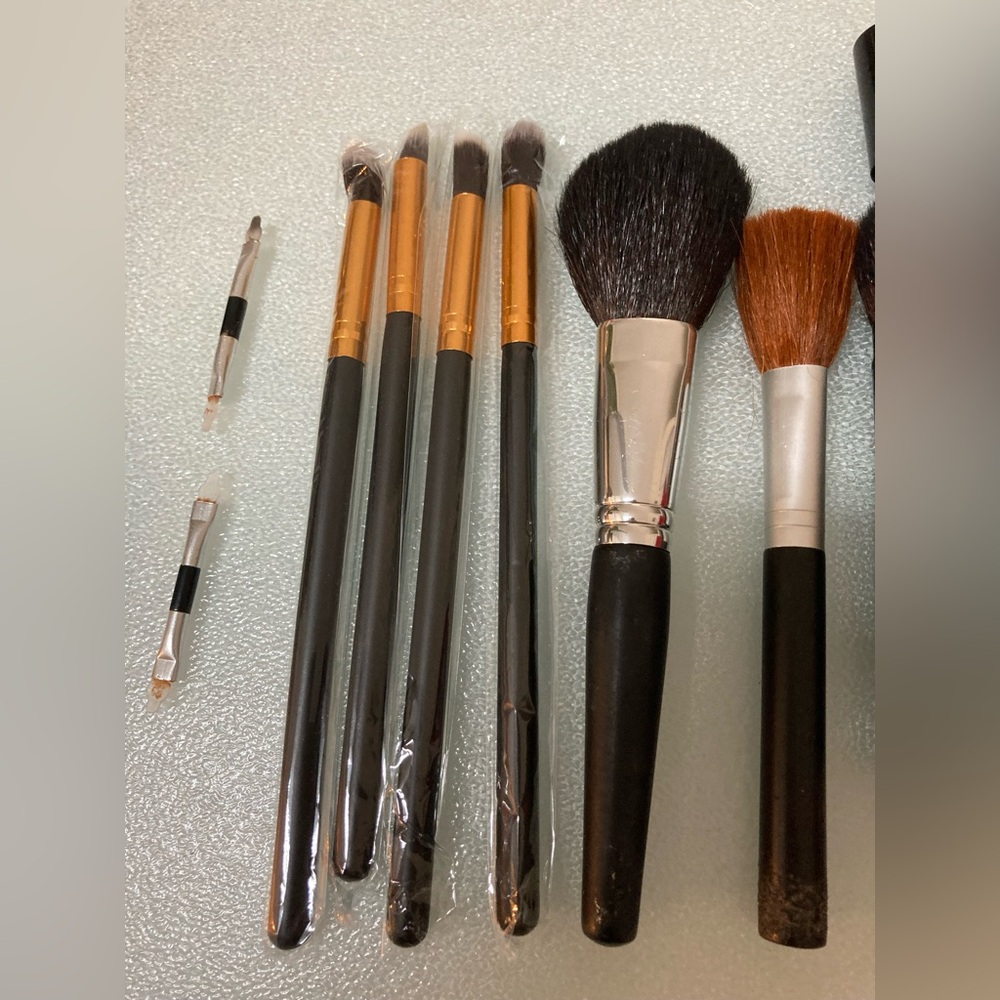 Lot of 20 Various Sizes of Makeup Brushes with Bag NEW - Picture 4 of 5